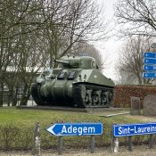 De tank nabij museum